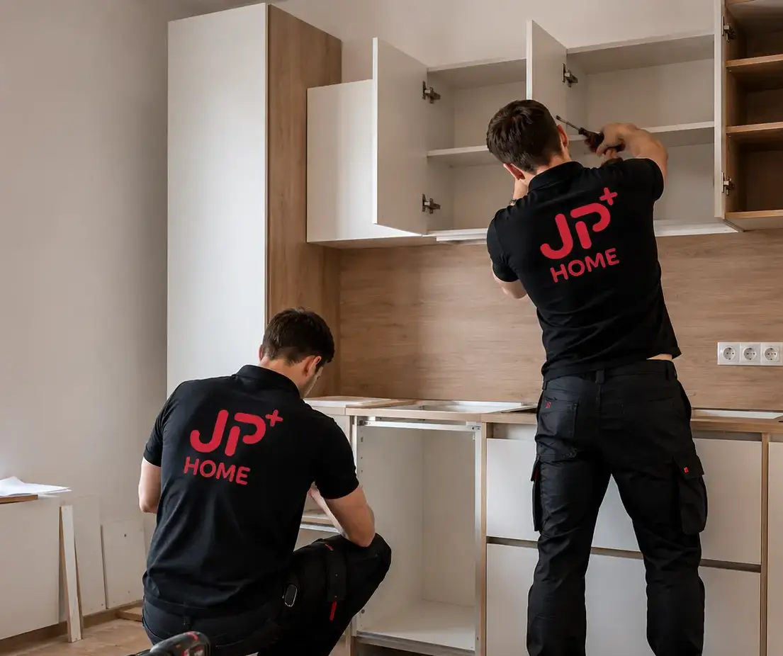 Deux livreurs montent un meuble
