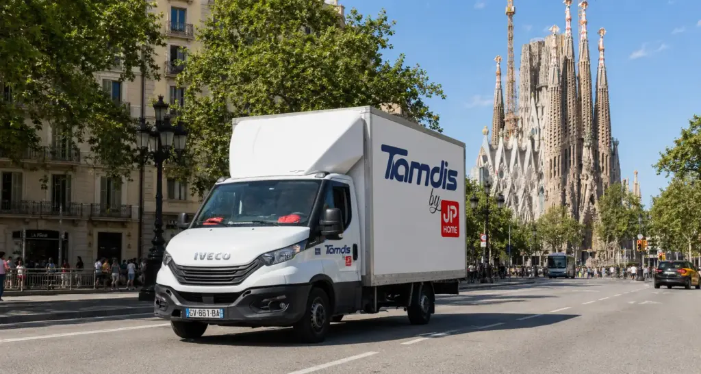 Camion de livraison Tamis devant la Sagrada Família à Barcelone