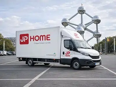 Camion de livraison JP Home stationné devant l’Atomium à Bruxelles